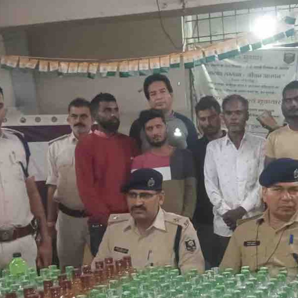 मोतिहारी में शराब तस्करी में 12 गिरफ्तार:315 बोतल नेपाली शराब बरामद; डीएसपी की टीम ने छापेमारी कर पकड़ा