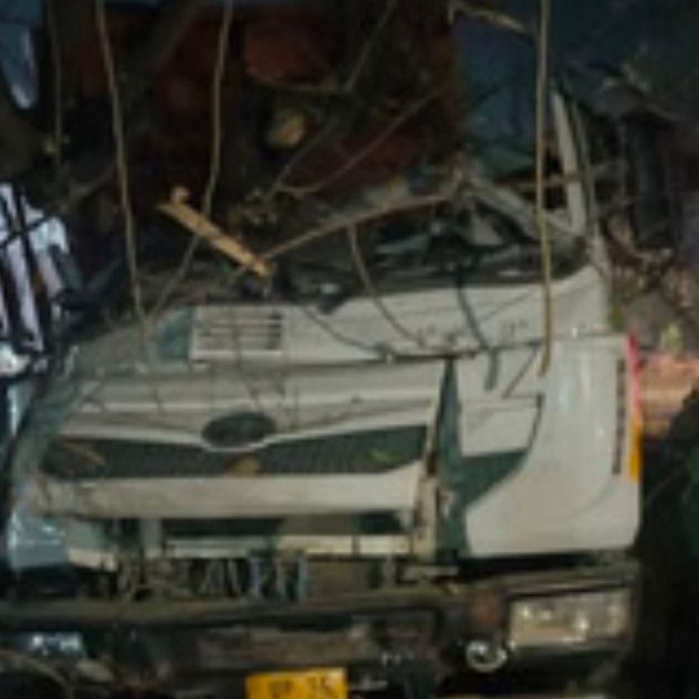 डंपर की टक्कर से पिता की मौत, पुत्र घायल:मगहर तिराहे पर बेकाबू डंपर ने बाइक सवारों को रौंदा