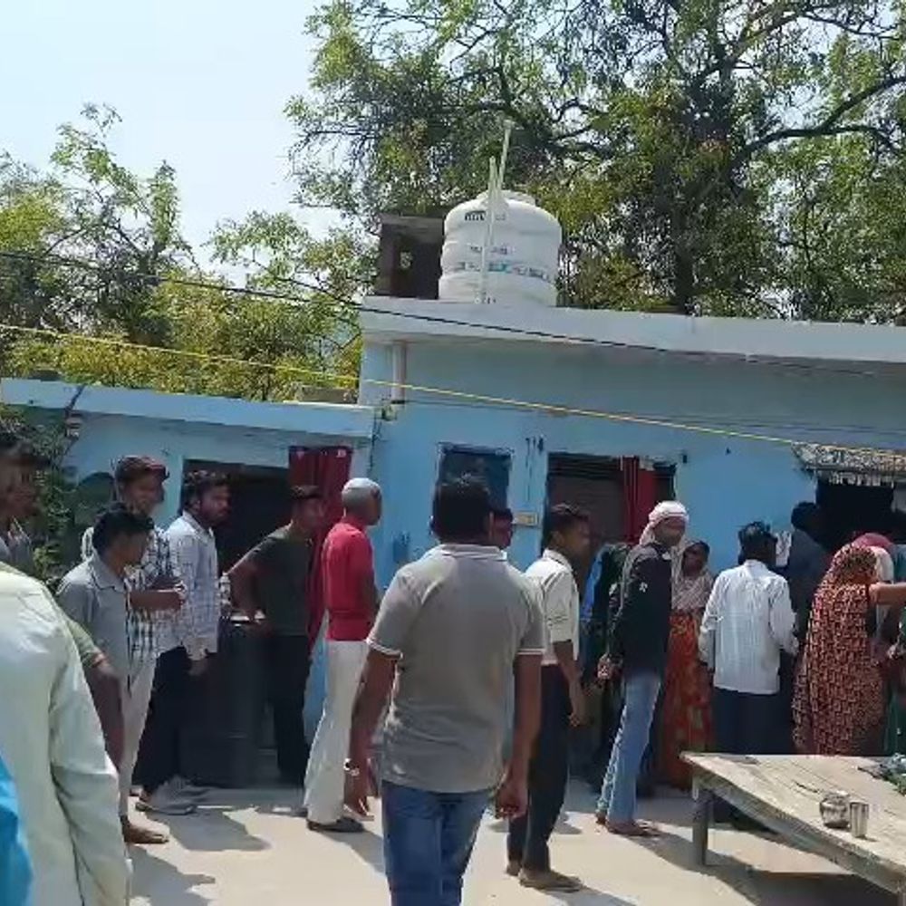 सीतापुर में विवाहिता का शव फंदे से लटकता मिला:परिजनों ने ससुरालियों पर दहेज हत्या का आरोप लगाया