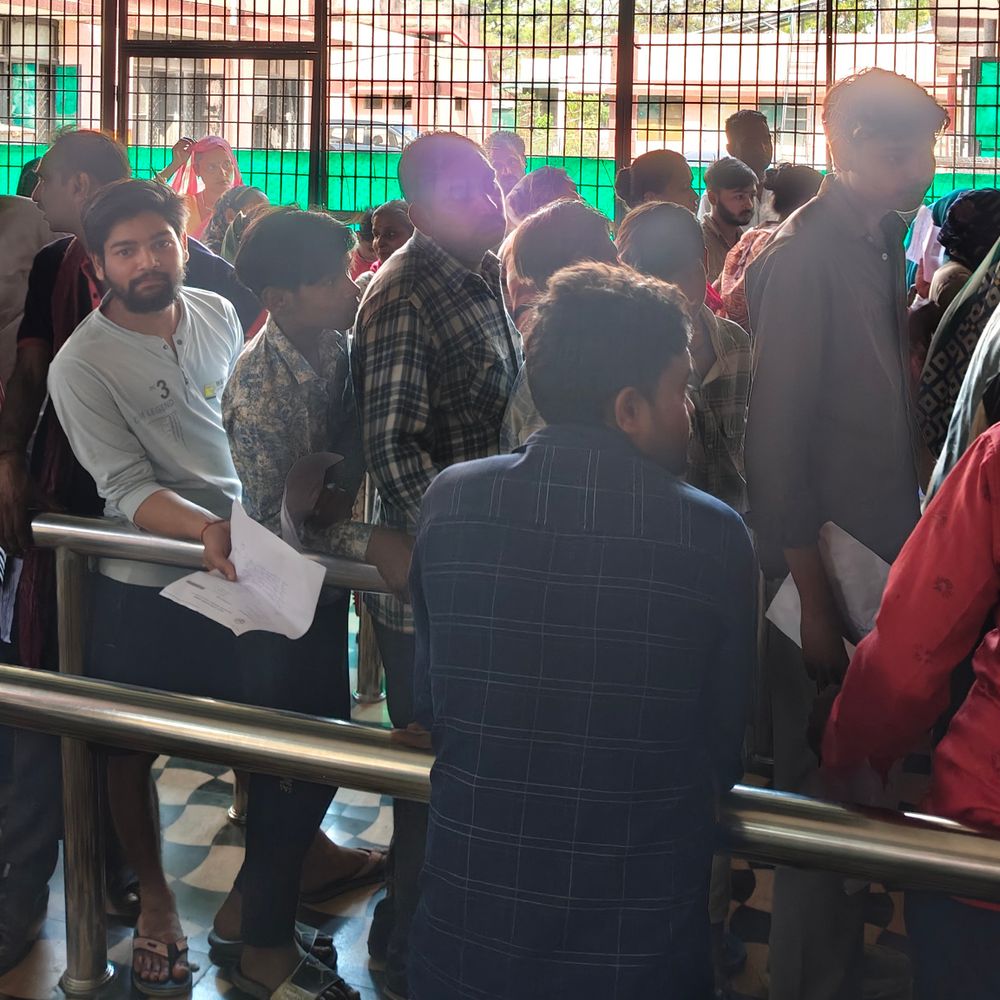 हाथरस में मौसमी बीमारियों का प्रकोप बढ़ा:बदलते मौसम से वायरल फीवर, खांसी-जुकाम के मरीज अस्पताल पहुंचे