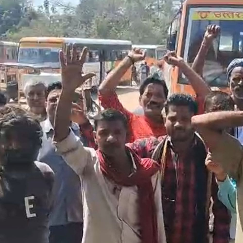 बस चालक से मारपीट, रोडवेज कर्मियों की हड़ताल:देवरिया बस डिपो का संचालन ठप, यात्री परेशान