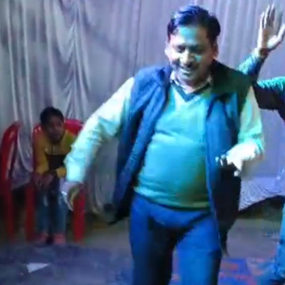 बार बालाओं पर नोट उड़ाने वाला जेई निलंबित:लखीमपुर खीरी के रामलीला मेले का मामला, जांच के आदेश