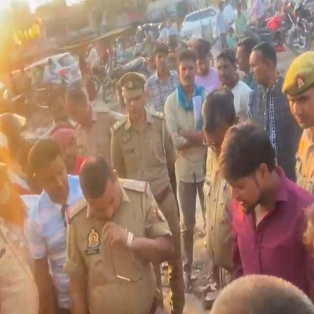 शाहजहांपुर में शिवलिंग खंडित करने का आरोप:हिंदू युवा वाहिनी के कार्यकर्ताओं ने किया हंगामा, SHO बोले- सड़क चौड़ीकरण के लिए हटाया गया