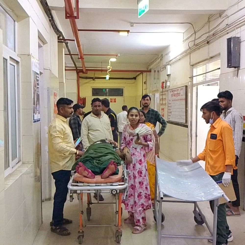 उन्नाव में बाइक से गिरी महिला:सिर में आई गंभीर चोट, डॉक्टरों ने मृत घोषित किया