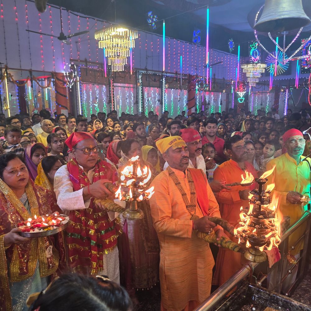 चामुंडा देवी मंदिर में महाआरती, 2,500 श्रद्धालुओं ने किए दर्शन:नवरात्रि के छठें दिन मां कात्यानी देवी की पूजा, फूलों से सजा मां का भवन