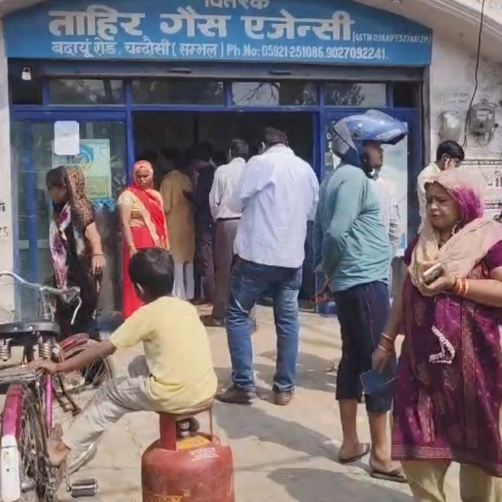 ताहिर एजेंसी पर किसी को सिलेंडर मिला, किसी को नहीं:घंटों लाइन में लगने के बाद भी उपभोक्ता खाली हाथ, बुकिंग में भी दिक्कत