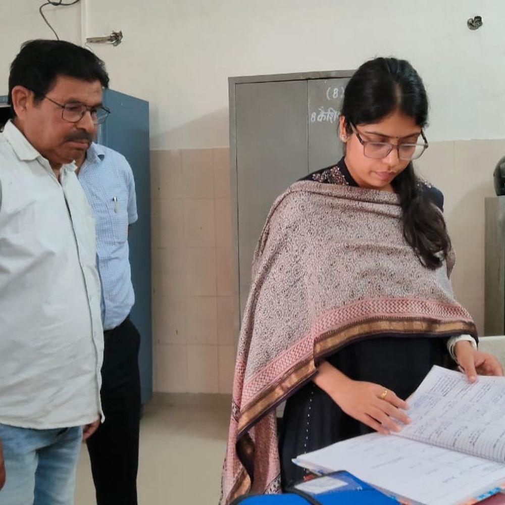 सीडीओ ने हरियावां ब्लॉक का निरीक्षण किया:व्यवस्थाएं सुधारने और विकास कार्यों में तेजी लाने के निर्देश दिए