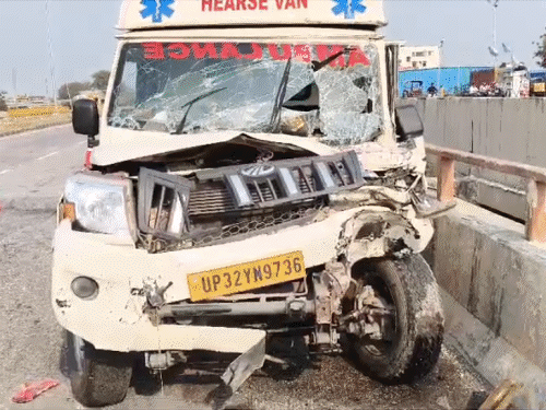 औरंगाबाद में एंबुलेंस से टक्कर के बाद पलटा ट्रैक्टर:  छठ व्रती समेत 20 श्रद्धालु घायल, तीन की हालत गंभीर; पूजा करने के लिए देव सूर्य मंदिर जा रहे थे – Aurangabad (Bihar) News