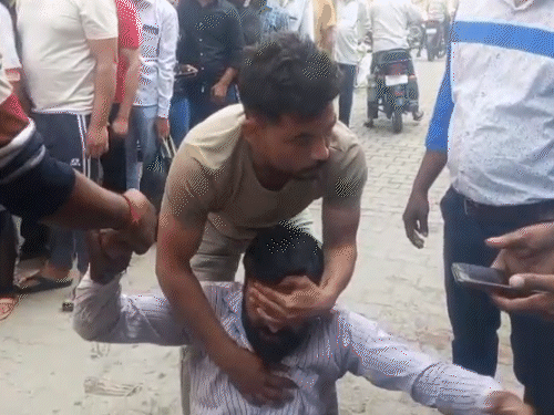 हापुड़ में गैस की लाइन में लगे युवक को हार्टअटैक:उन्नाव में हाईवे जाम किया; कानपुर में महिला बोली- मर जाऊंगी तो क्या होगा