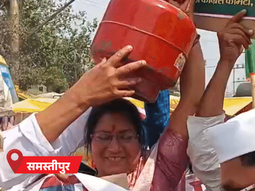 सिलेंडर क्राइसिस-12 जिलों में कांग्रेस ने फूंका PM का पुतला:समस्तीपुर में खाली सिलेंडर लेकर उतरीं कार्यकर्ता; केंद्र सरकार के खिलाफ हो रही नारेबाजी