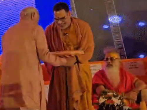 
                 मथुरा में मोहन भागवत ने संतों के पैर छुए:बोले- घुसपैठियों को रोजगार मत दो, ये लोग गड़बड़ी करते हैं 
            