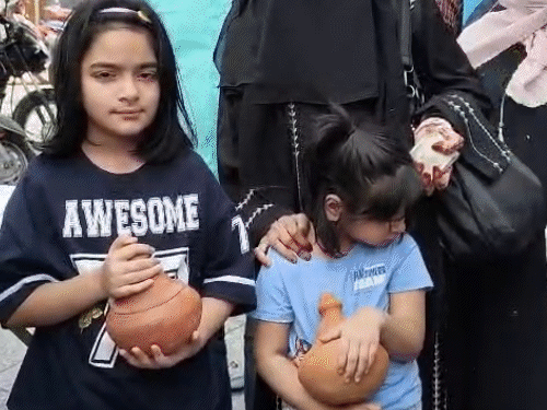 लखनऊ के बच्चों ने गुल्लक फोड़कर भेजे पैसे:फूट-फूटकर रोई महिला, बोली- ईरान के लिए चारों बेटों को कुर्बान कर दूंगी