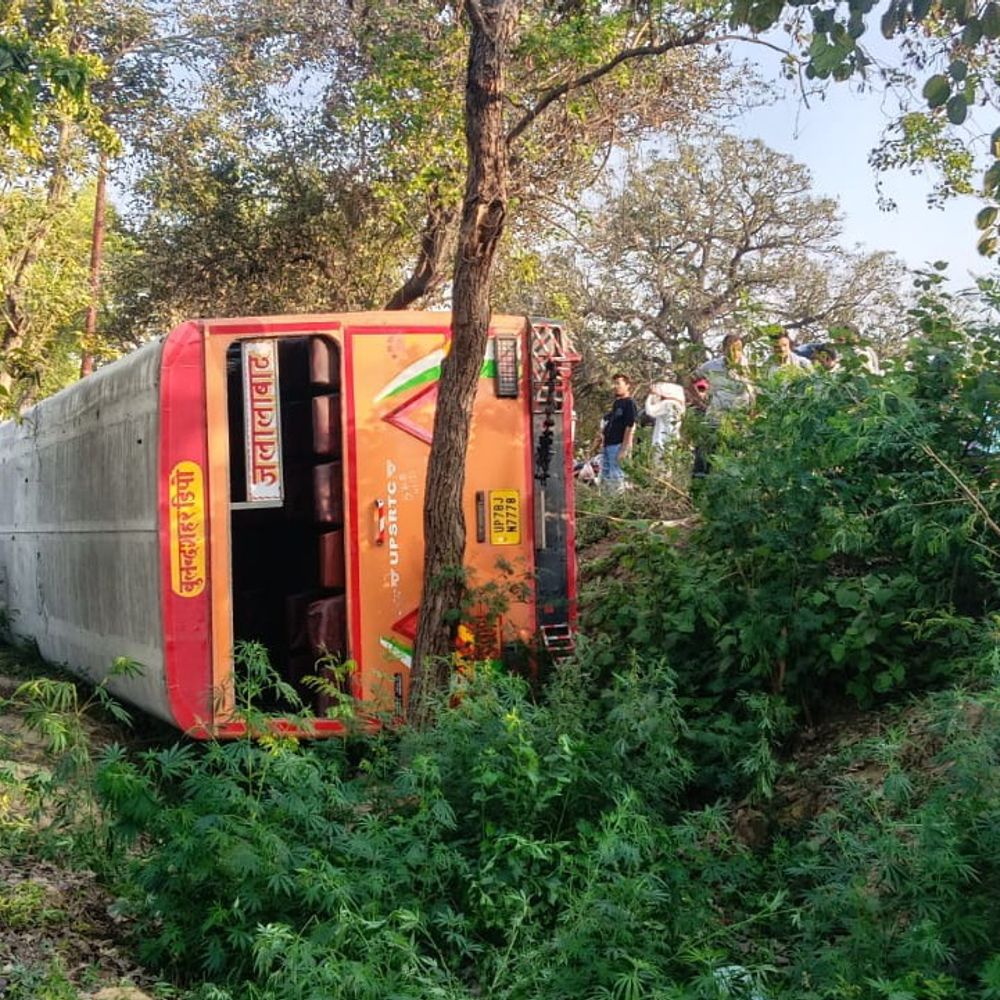 बुलंदशहर में रोडवेज बस खाई में पलटी:मोटरसाइकिल बचाने के प्रयास में बेकाबू हुई, मोटरसाइकिल को बचाने में हुआ हादसा