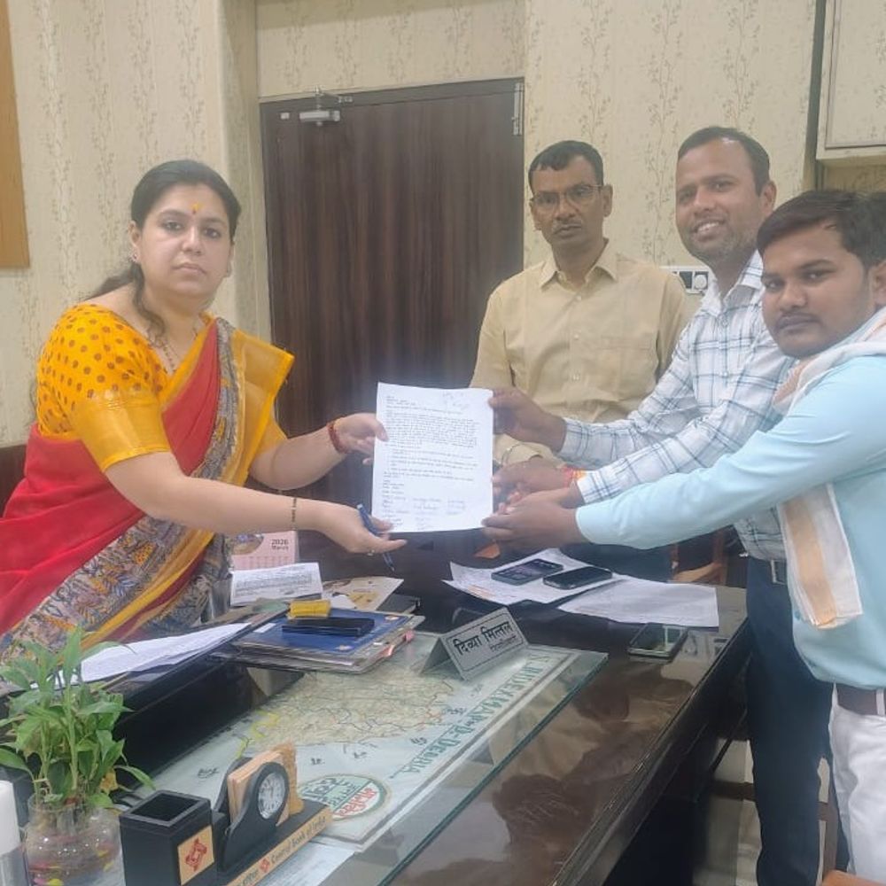 देवरिया में पंचायत सहायकों ने मानदेय वृद्धि की मांग की:मुख्यमंत्री को ज्ञापन भेजकर नियमितीकरण की भी मांग