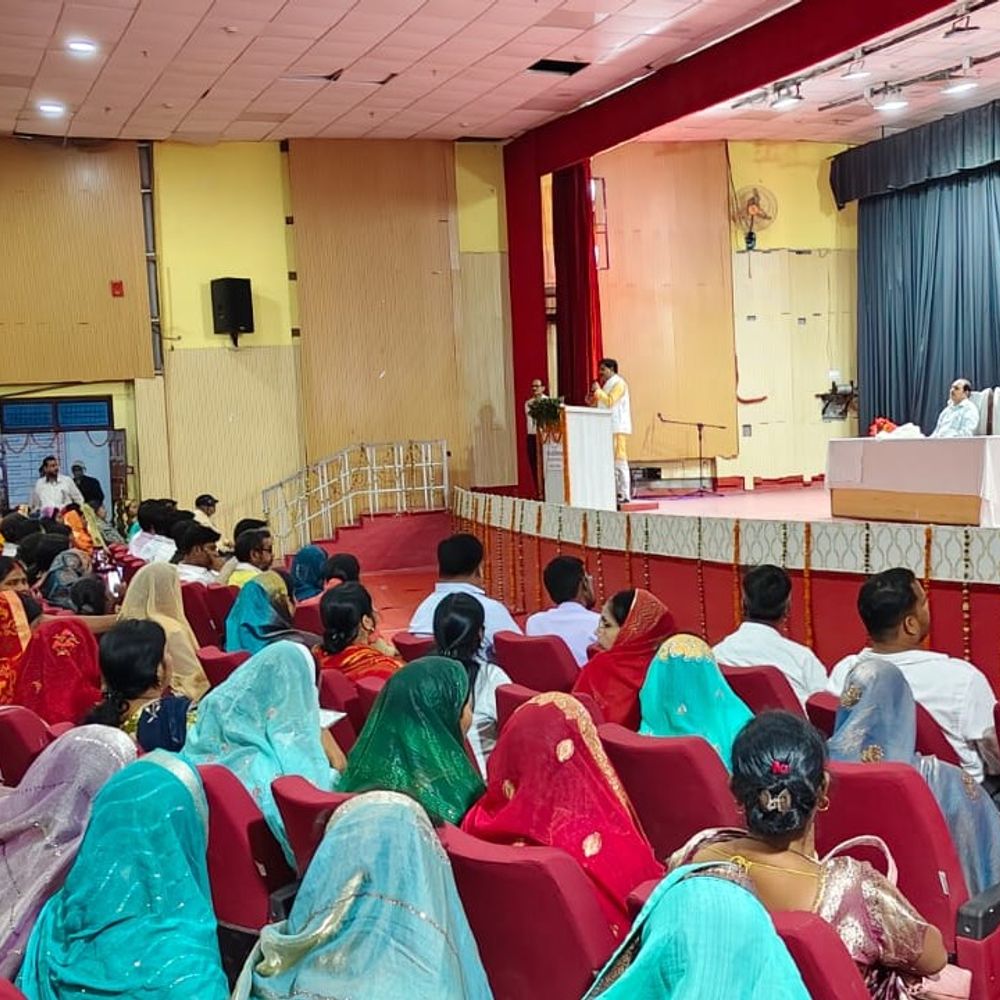 बलिया में आजीविका मिशन कार्यक्रम आयोजित:ग्रामीण महिलाओं के सशक्तिकरण, SHG की उपलब्धियां प्रदर्शित