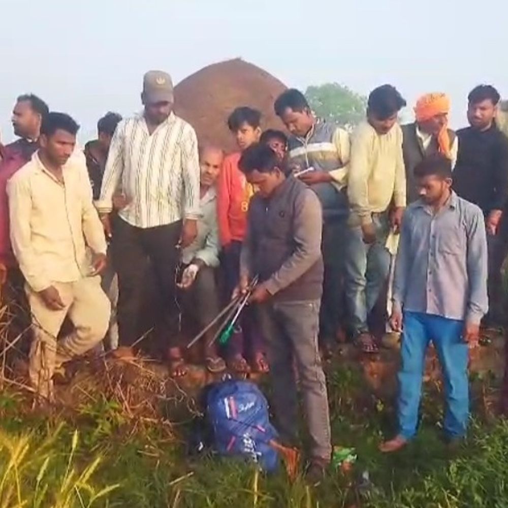 संभल में परिवार को बंधक बनाकर 5 लाख की लूट:ग्रामीणों ने एक बदमाश को पकड़कर पीटा, पुलिस ने हिरासत में लिया