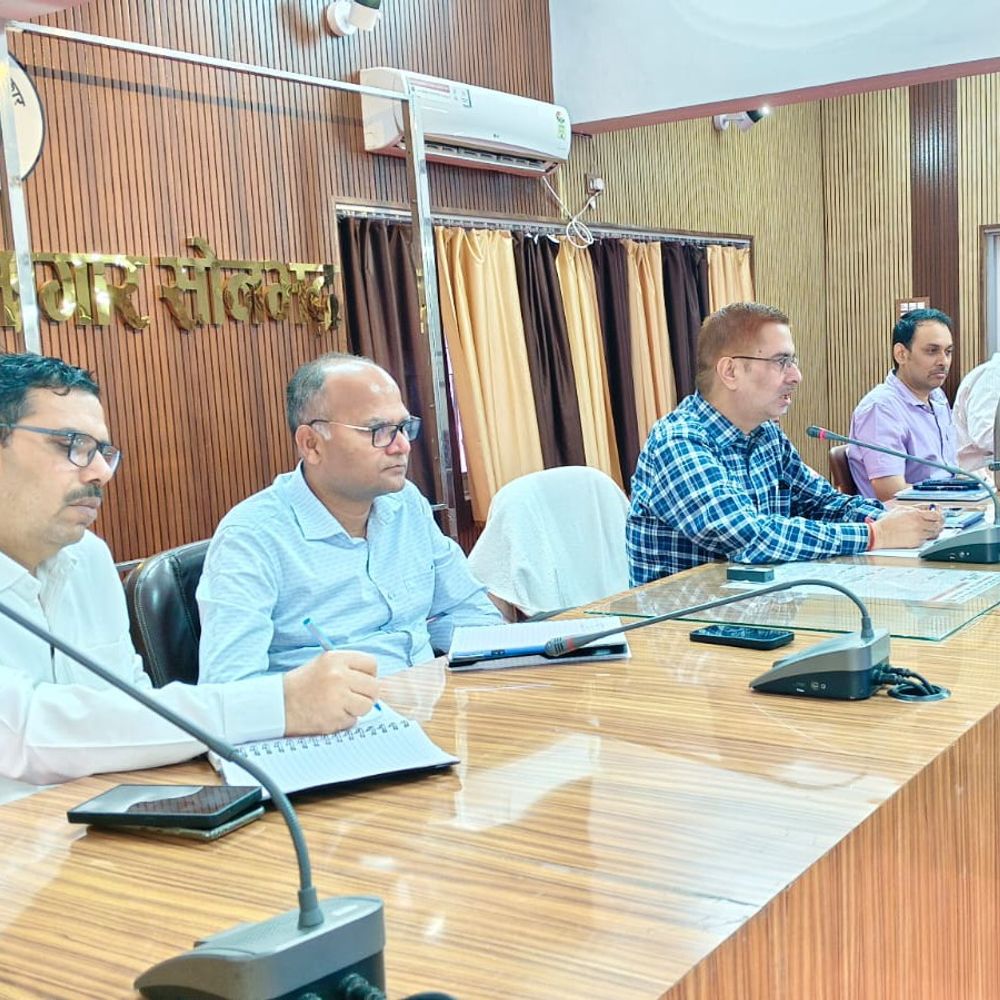 शिकायतों के निस्तारण में लापरवाही पर अधिकारियों का वेतन रोका:सोनभद्र डीएम ने जनसुनवाई पोर्टल पर असंतोषजनक फीडबैक पर दिए निर्देश