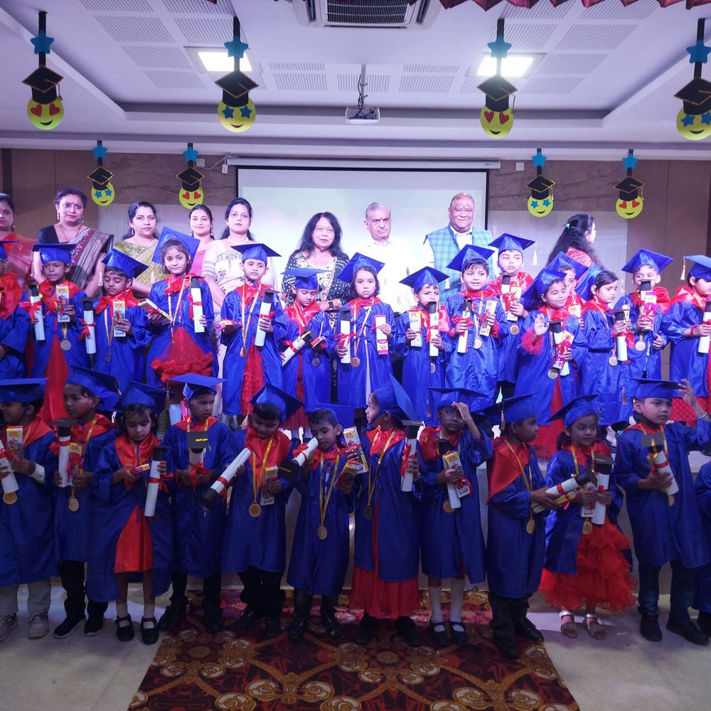 महाराजा अग्रसेन स्कूल में बाल अभिनंदन समारोह:लखनऊ में बच्चों को डिग्री, मेडल और ट्रॉफी से नवाजा गया