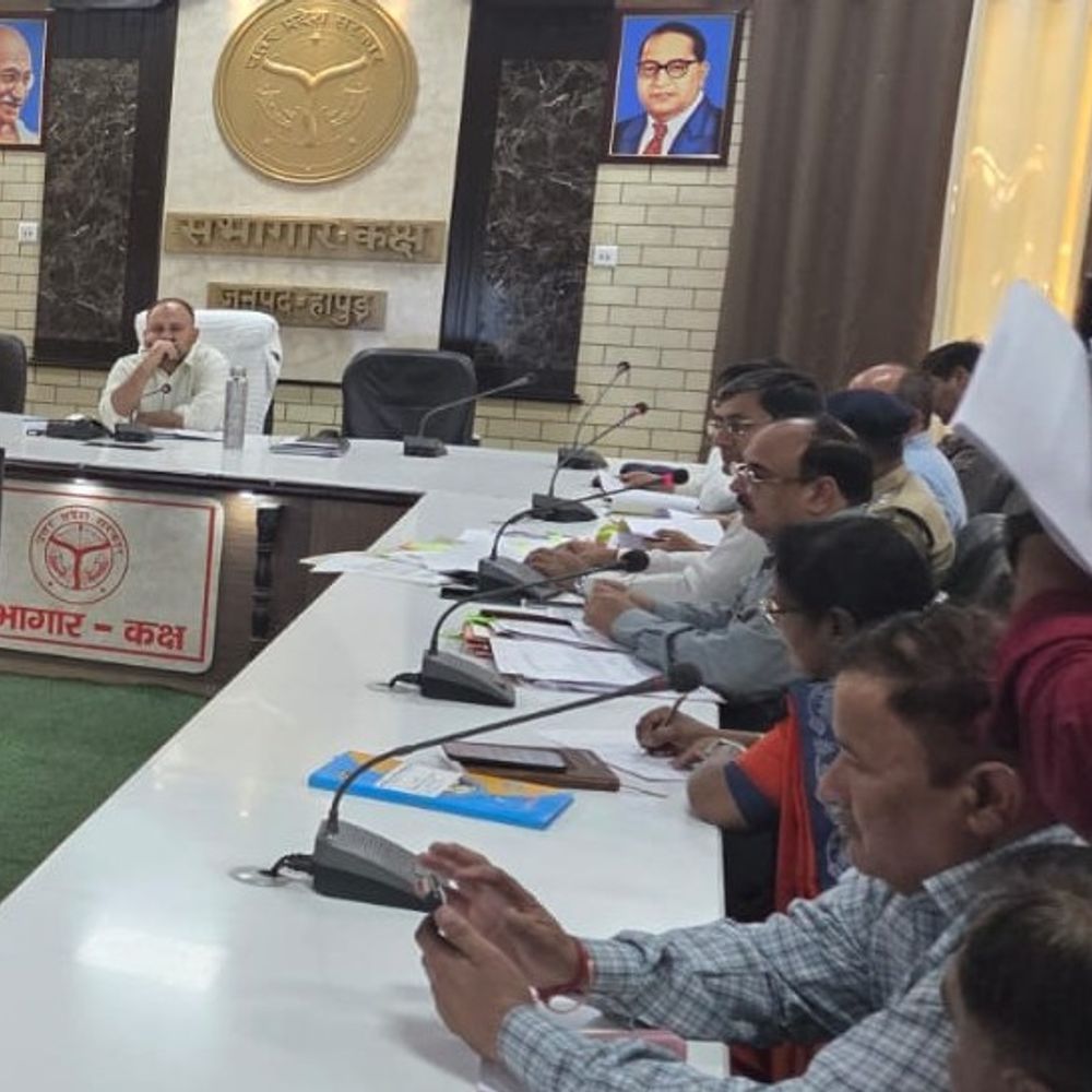 हापुड़ में सड़क सुरक्षा को लेकर डीएम ने बैठक की:ट्रैफिक व्यवस्था बेहतर बनाने के लिए बदलाव करने के निर्देश दिए