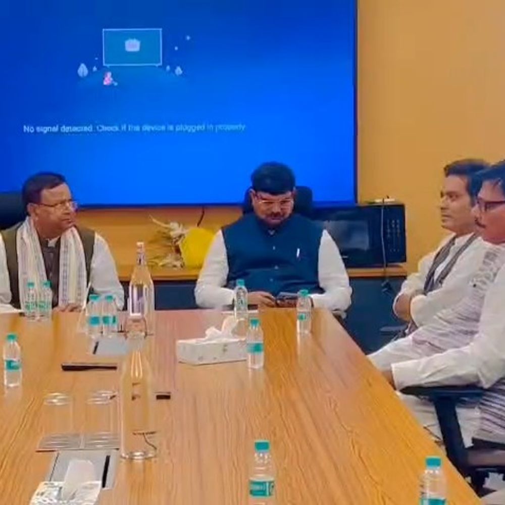 जेवर एयरपोर्ट पर भाजपा प्रदेश अध्यक्ष ने की बैठक:पीएम मोदी की जनसभा की तैयारियों पर जनप्रतिनिधि और पदाधिकारी मौजूद रहे