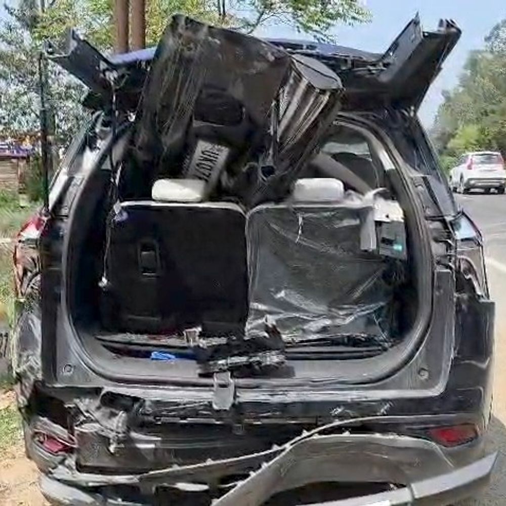 ब्रेक फेल ट्रक ने कई वाहनों को मारी टक्कर:दिल्ली-देहरादून हाईवे पर बाइक-स्कॉर्पियो क्षतिग्रस्त, लोग बाल-बाल बचे