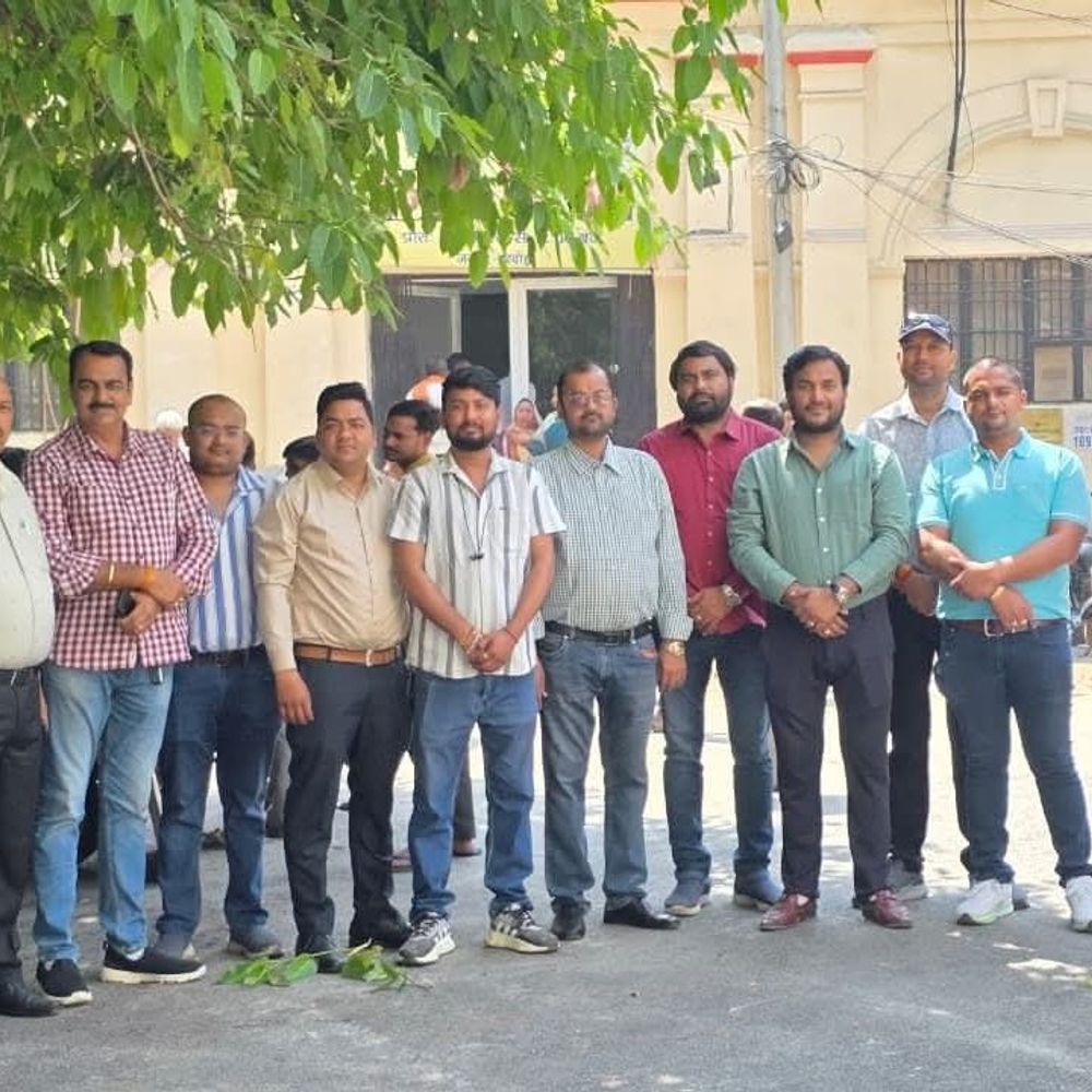 गैस की किल्लत से परेशान व्यवसायी डीएम से मिले:हरदोई में कमी से परेशान एसोसिएशन, संस्थान बंद होने की आशंका जताई