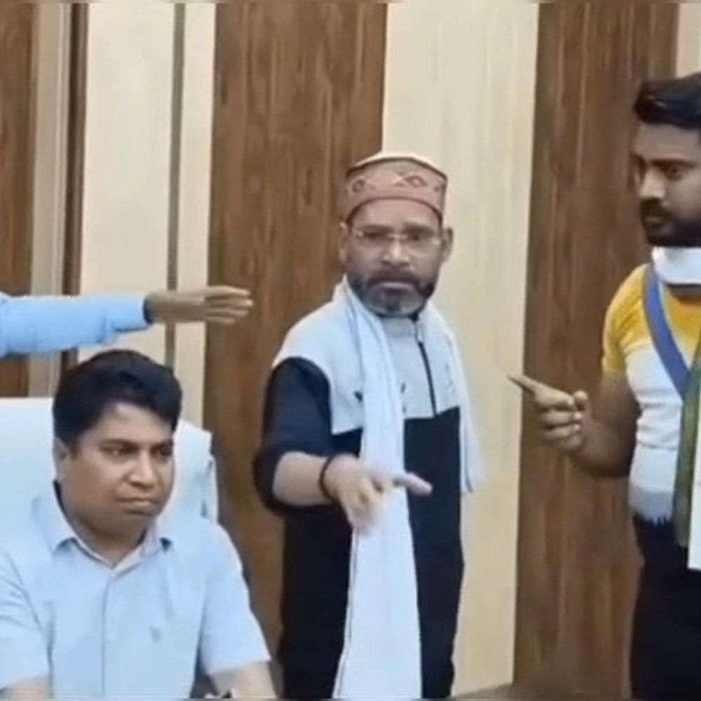 महोबा में पार्किंग ठेके की बोली में सभासद भिड़े:गाली-गलौज, तीखी झड़प के बीच 32.77 लाख में हुआ ठेका