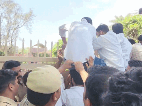 गुरु जंभेश्वर यूनिवर्सिटी में स्टूडेंट-पुलिस में खींचतान, VIDEO:  हिसार में दीवार फांदकर कैंपस में घुसे; 6 घंटे तक प्रदर्शन; फीस बढ़ने पर हंगामा – Hisar News