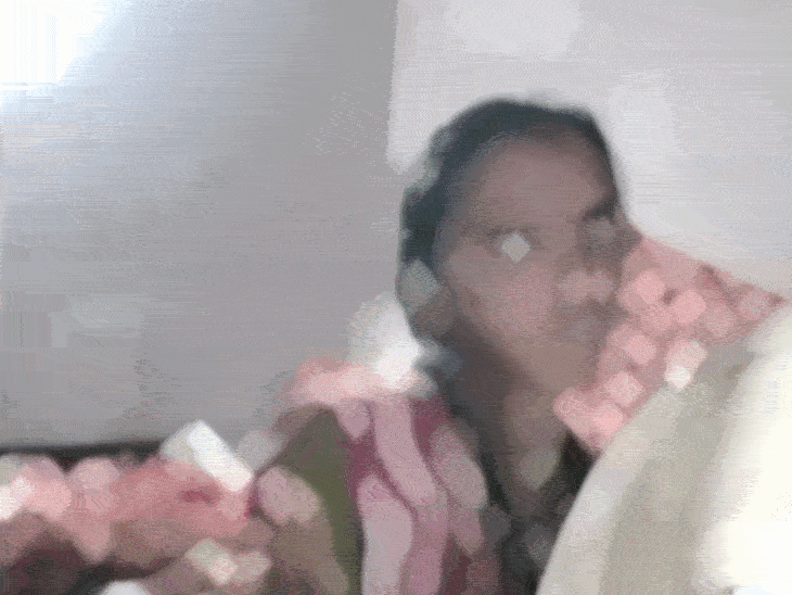 दमोह के बड़ी देवी मंदिर में मंगलसूत्र खींचते पकड़ाई महिला:महाआरती के दौरान हुई घटना, पुलिस कोतवाली ले गई