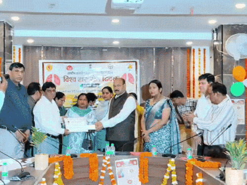 मेरठ में 26 ग्राम पंचायतें टीबी मुक्त घोषित:ग्राम प्रधानों को सिल्वर-ब्रोंज गांधी प्रतिमा से सम्मान ,पोषण पोटली वितरण और 100 दिवसीय सघन अभियान की शुरुआत