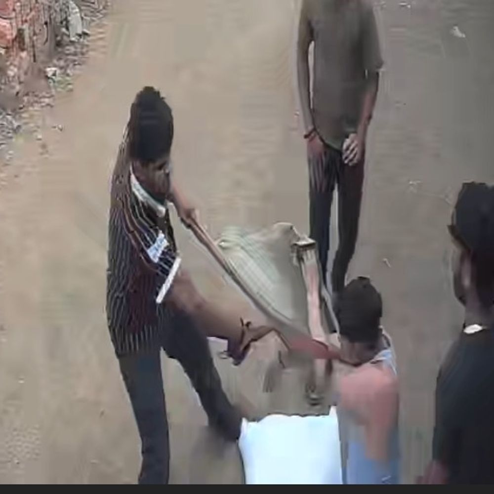 देवरिया में युवक की बेरहमी से पिटाई:घर में घुसकर हमला, सीसीटीवी फुटेज सामने आया