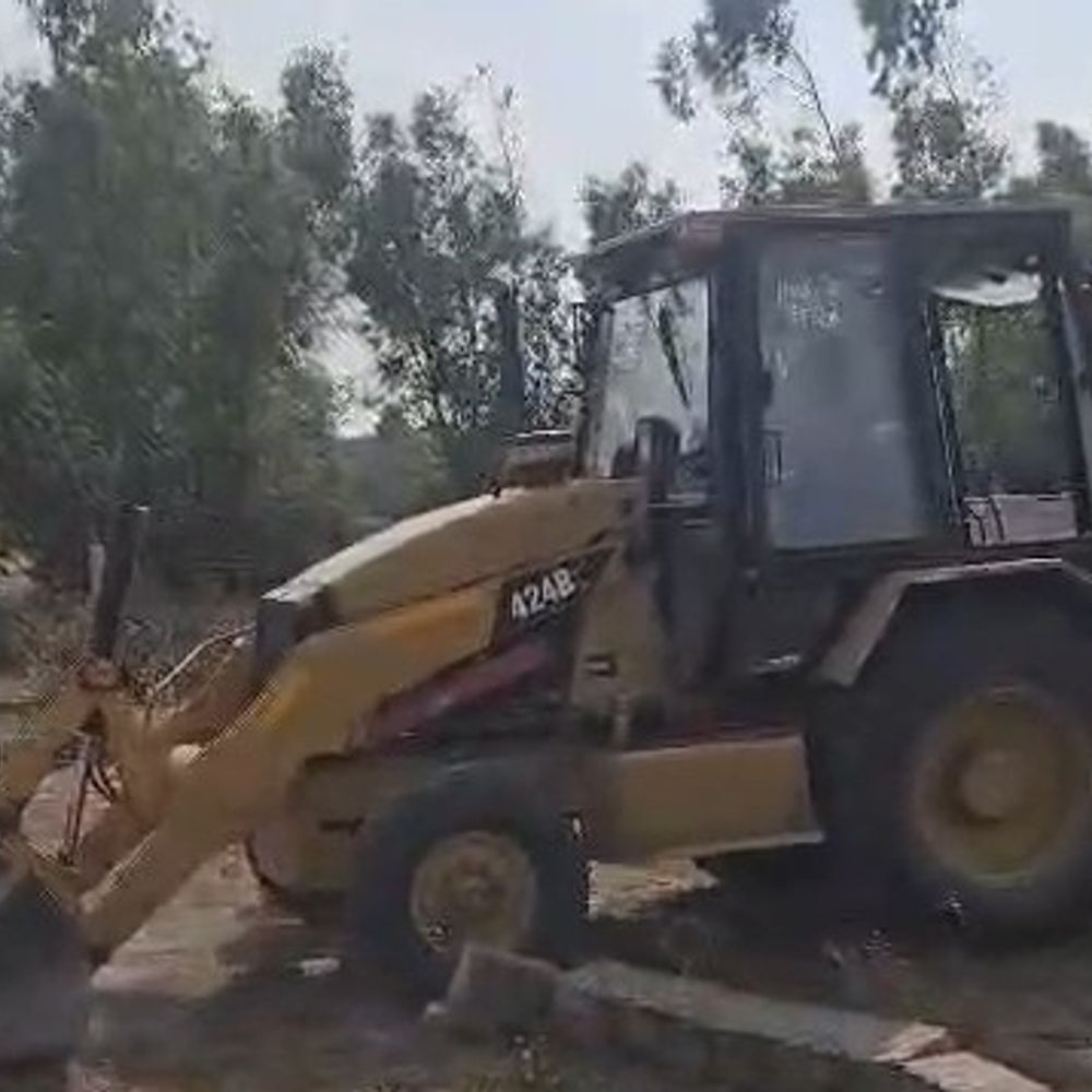 सीतापुर में अवैध प्लाटिंग पर चला बुलडोजर:बिना नक्शा पास कराए किया जा रहा था काम, 5 बीघा जमीन से उखाड़ीं सड़कें-नालियां