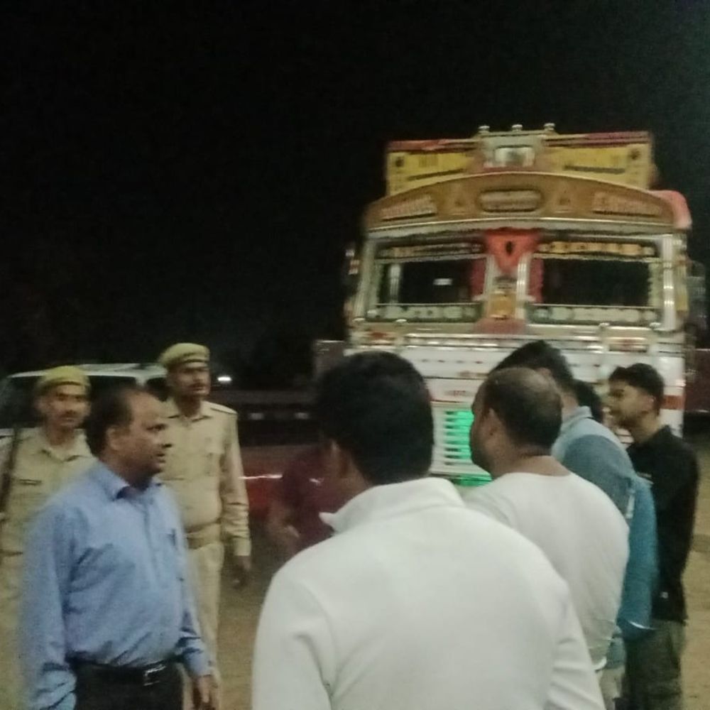 औरैया में अवैध खनिज परिवहन पर कार्रवाई:4 डंपर सीज, 2.68 लाख रुपये का जुर्माना लगा