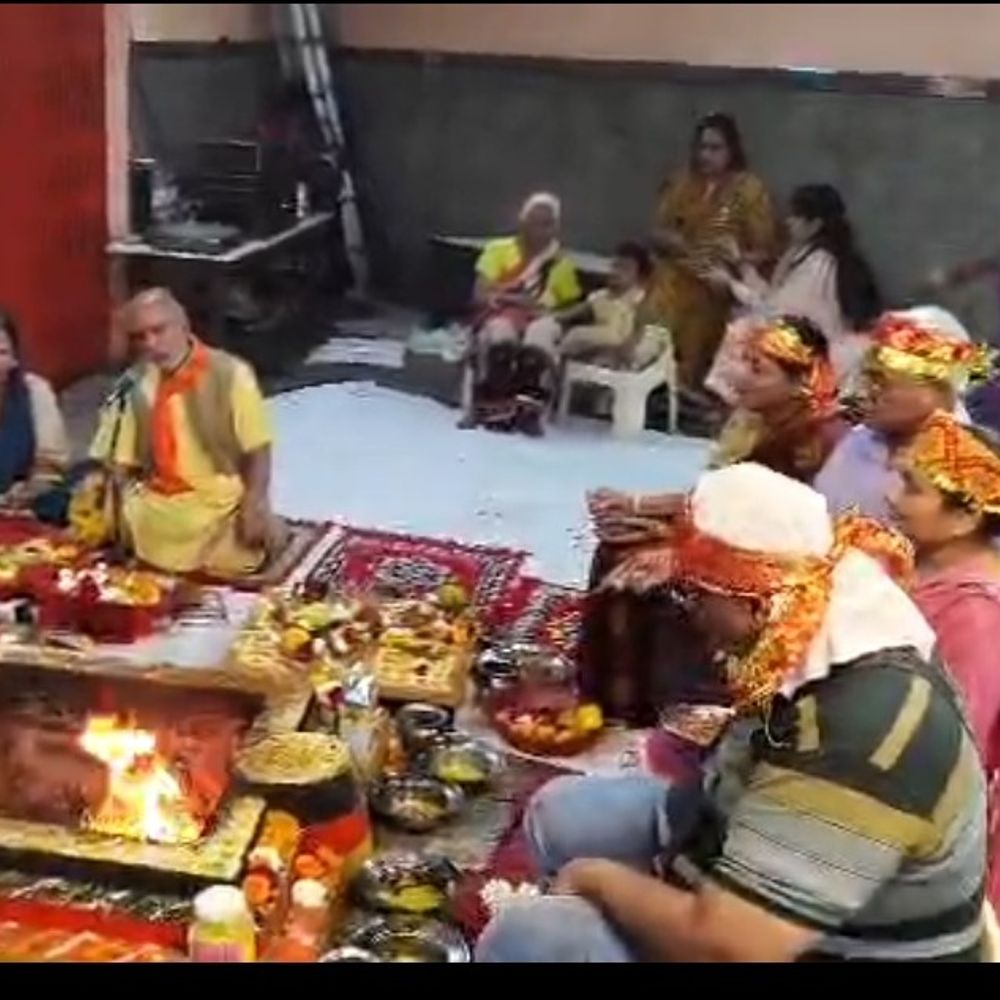 छठे नवरात्र पर मुरादाबाद मनोकामना मंदिर में उमड़ी भीड़:श्रद्धालुओं ने की विशेष पूजा, सुख-समृद्धि की कामना की