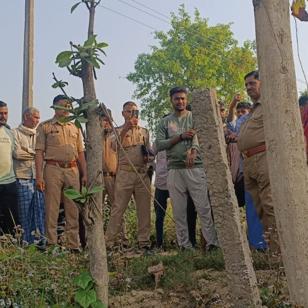 मऊ में प्राथमिक विद्यालय के पास नवजात का शव मिला:कपड़े में लिपटा हुआ था, गड्ढे से बाहर निकाला गया