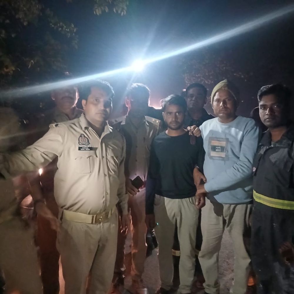 युवक 5 घंटे बाद हाईटेंशन टावर से उतरा:पत्नी को बुलाने की जिद पर चढ़ा था, पुलिस ने हिरासत में लिया