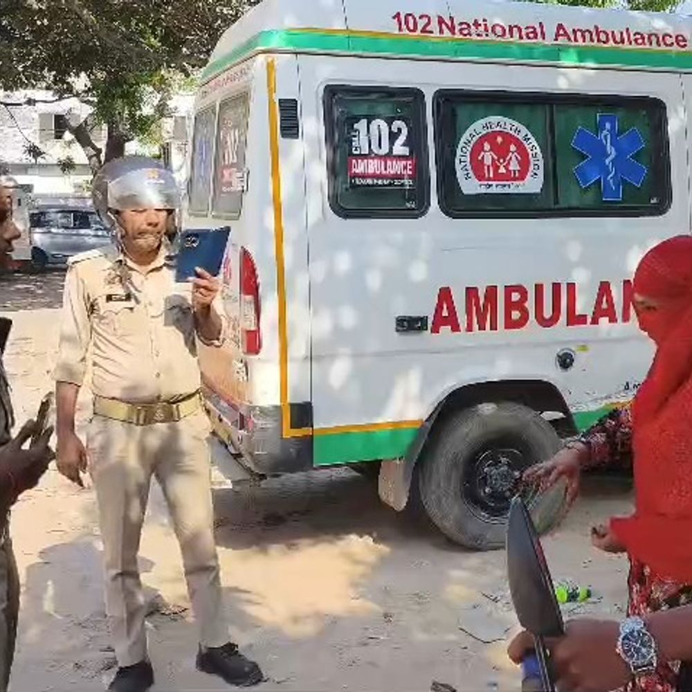 एम्बुलेंस ड्राइवर पर युवती से छेड़छाड़ का आरोप:कन्नौज में प्रसूता को अस्पताल ले जाते समय हुई घटना, FIR दर्ज