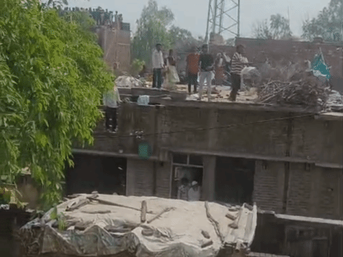 अमरोहा में दो पक्षों में पथराव, 4 लोग घायल:गांव में तनाव, भारी पुलिस बल तैनात; वीडियो के आधार पर आरोपियों की तलाश