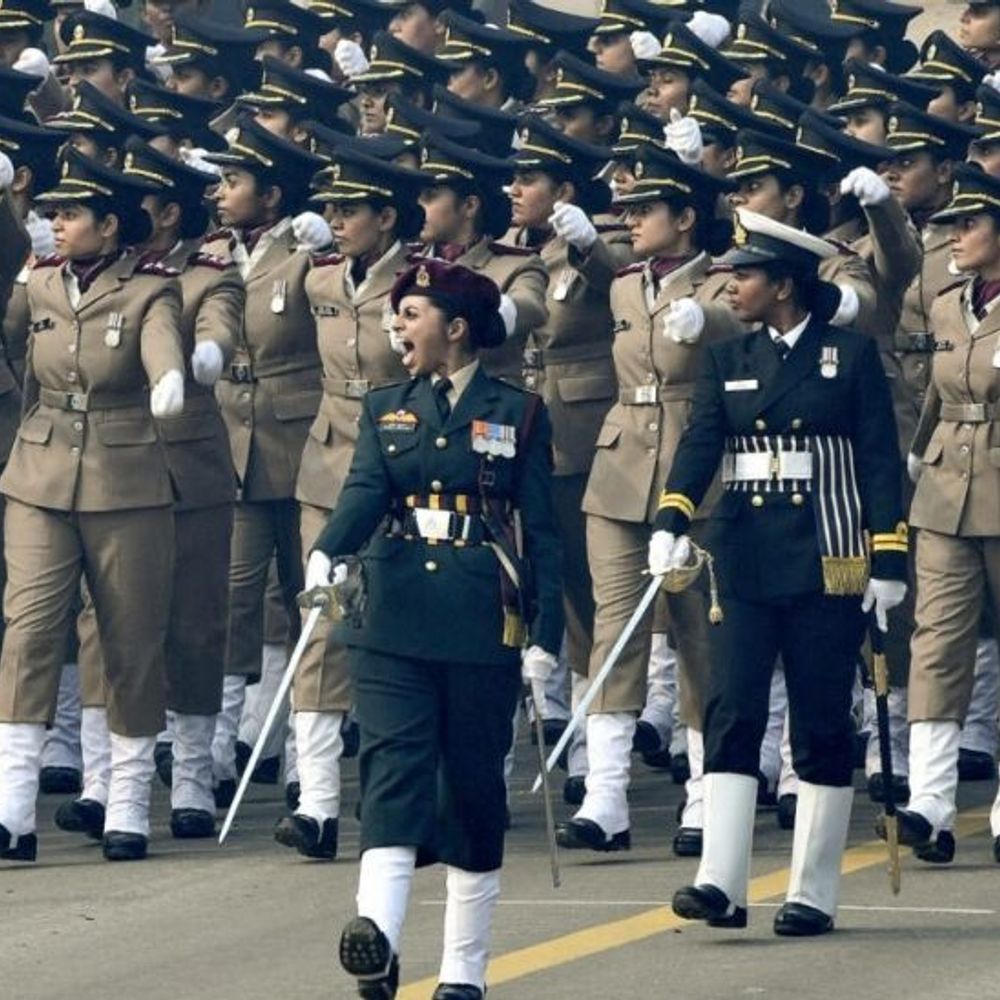 सुप्रीम कोर्ट बोला-महिला अफसर सेना में स्थायी कमीशन की हकदार:इससे इनकार करना भेदभाव था; 23 साल से केस लड़ रही थीं