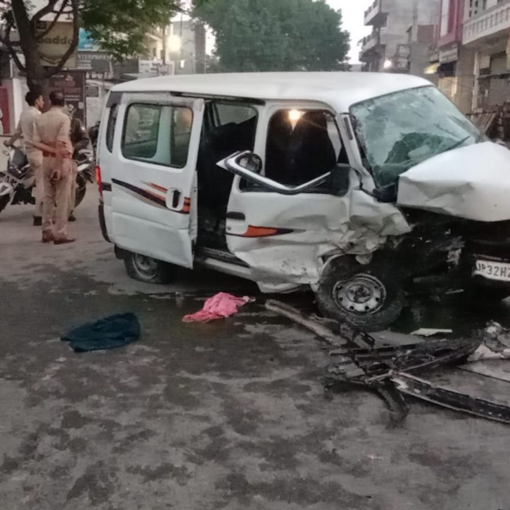 ठाकुरगंज में आई-20 और ईको की आमने-सामने टक्कर:गाड़ी सवार 10 लोग घायल, मंदिर से दर्शन करके लौट रहे थे