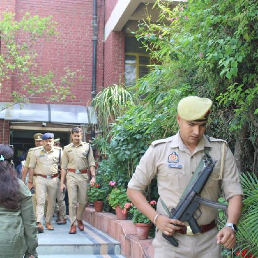 नोएडा में स्कूल को बम से उड़ाने की धमकी:स्कूल प्रबंधन को किया गया मेल, चलाया गया सर्च अभियान, बच्चों को भेजा वापस