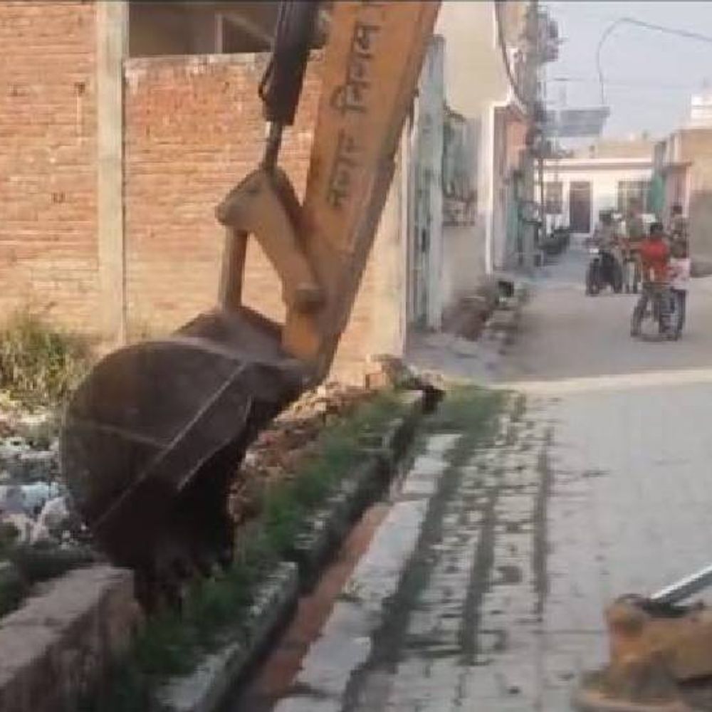 लखनऊ में अवैध निर्माण पर चला बुलडोजर:2 करोड़ की जमीन भू-माफिया से कराई खाली, अतिक्रमण करने पर 25 दुकानों पर भी कार्रवाई