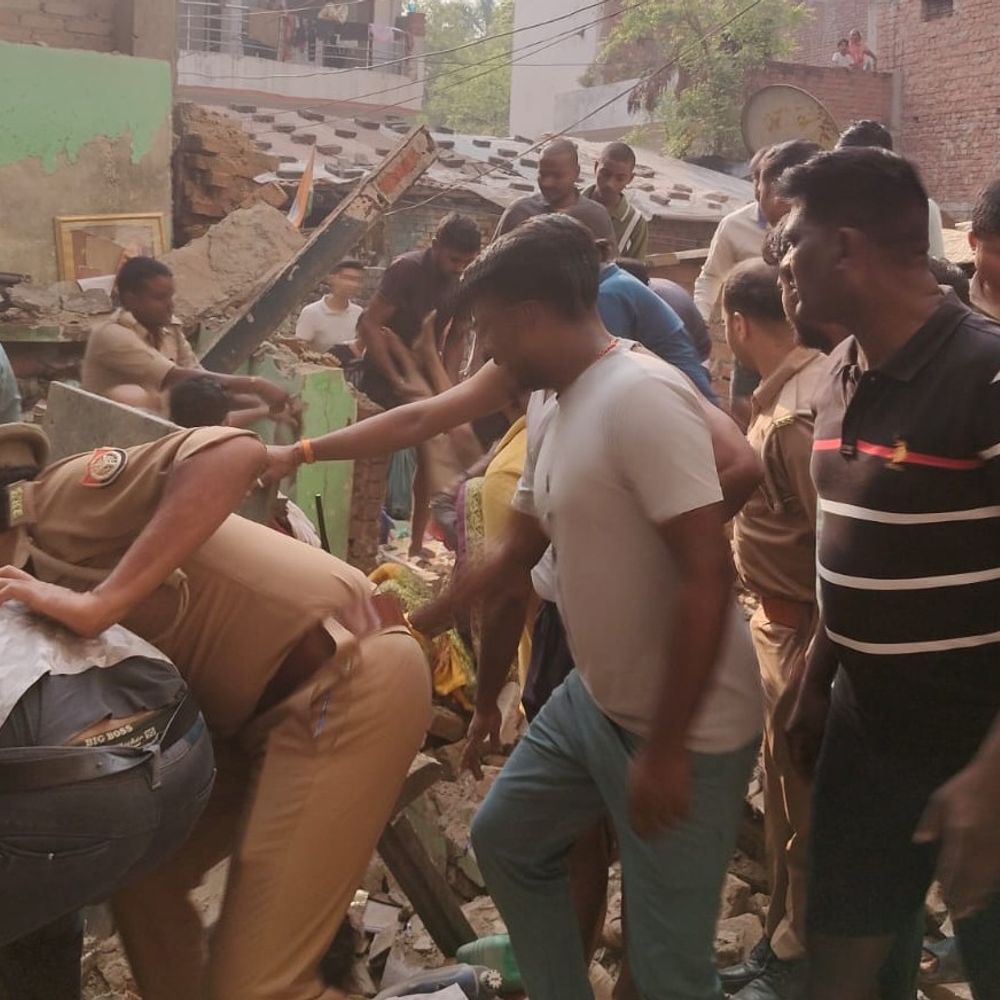 काशी में खाना बनाते समय सिलेंडर फटा, भाई-बहन की मौत:धमाके के बाद मकान ढहा, 2 को बचाया; आसपास के घरों में दरारें आईं