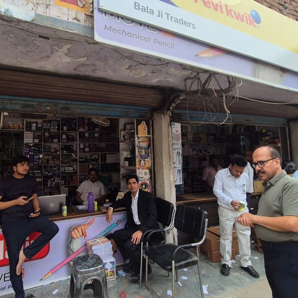 गोरखपुर में नकली उत्पादन के खिलाफ छापेमारी:'प्रगति' ब्रांड की नकली कॉपियां और रजिस्टर बनाने का आरोप, मैन्युफैक्चरिंग के सामान बरामद