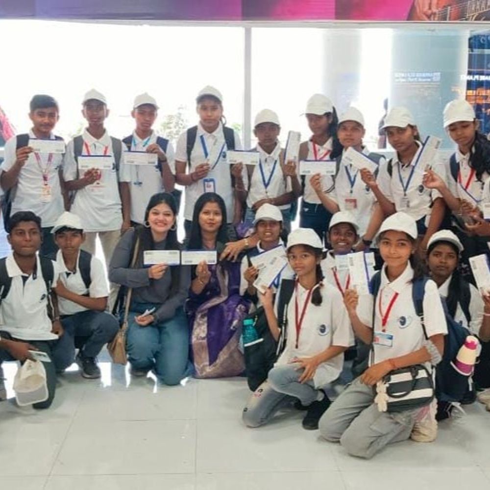 परिषदीय स्कूलों के 22-बच्चों ने पहली बार भरी हवाई उड़ान:राष्ट्रीय अविष्कार अभियान में बेहतर प्रदर्शन का इनाम, ISRO का भी करेंगे भ्रमण