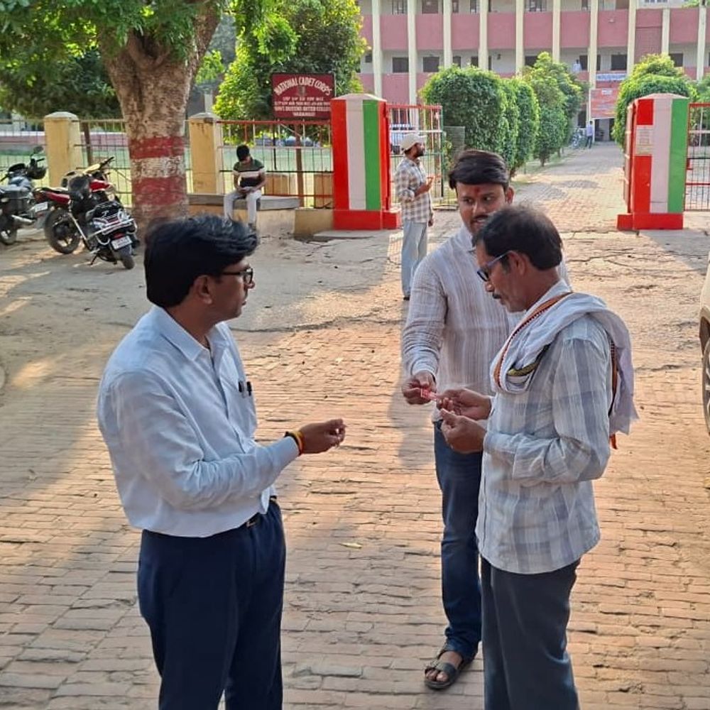 सॉरी नेताजी..मूल्यांकन केंद्र पर आपकी एंट्री बैन है:वाराणसी में मूल्यांकन केंद्रों पर पहुंच रहे शिक्षक नेता, प्रिंसिपल बोले- हम मजबूर हैं