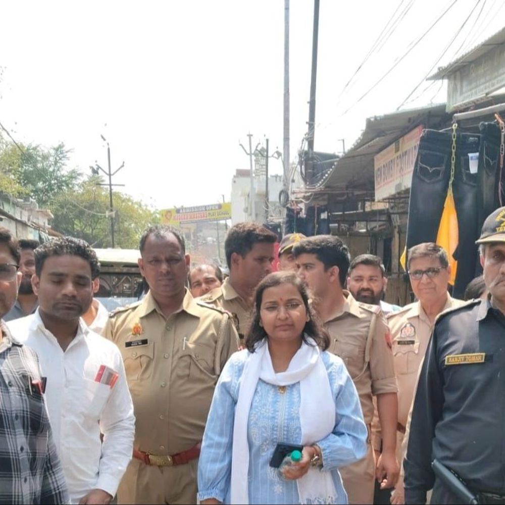 गृहकर बकायादारों की 56 दुकानों पर निगम की सीलिंग कार्रवाई:मेरठ में चलाया जा रहा अभियान, 214000 रूपये की एक दिन में कर वसूली