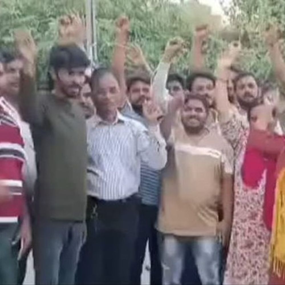 अलीगढ़ में 13 हजार कनेक्शन कटने पर हंगामा:बिल भरने के बाद भी आपूर्ति नहीं होने पर भड़का गुस्सा, जीटी रोड जाम–भागे कर्मचारी