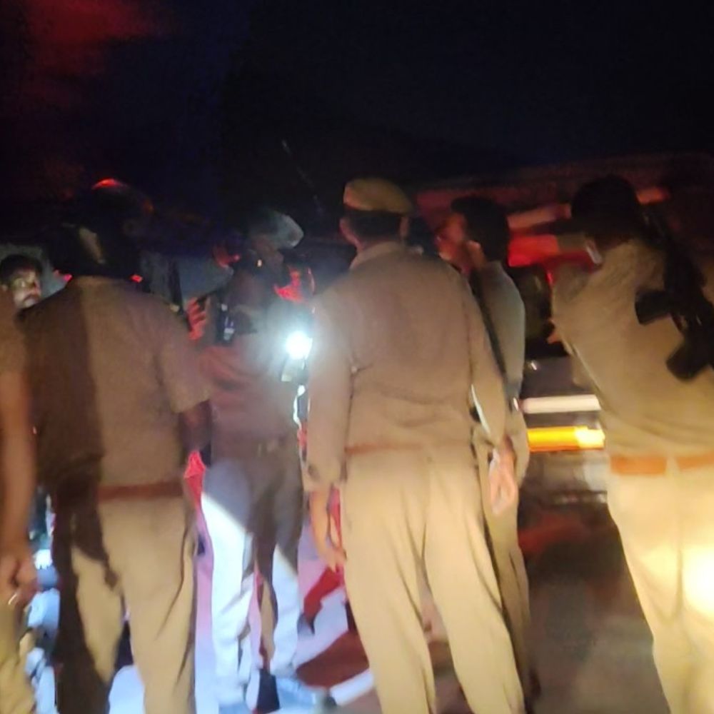 संतकबीरनगर में पुलिस पर पथराव:पट्टीदारी विवाद में पहुंची थी पीआरवी, सीओ समेत भारी पुलिस बल ने संभाला मोर्चा