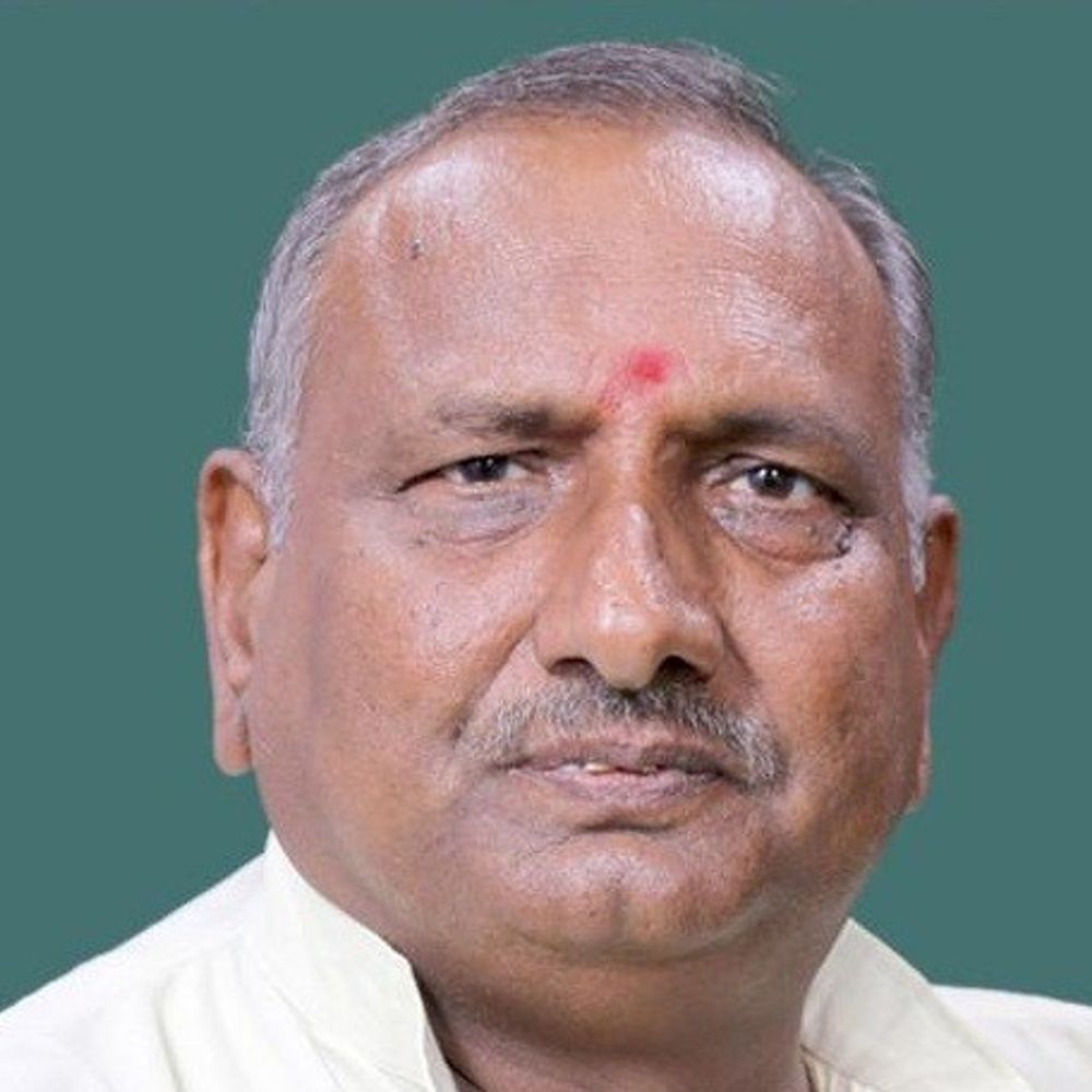 चित्रकूट के बाल्मिक आश्रम महंत पर विवाद गहराया:पूर्व सांसद ने तत्काल कार्रवाई की मांग की, डीएम को लिखा पत्र